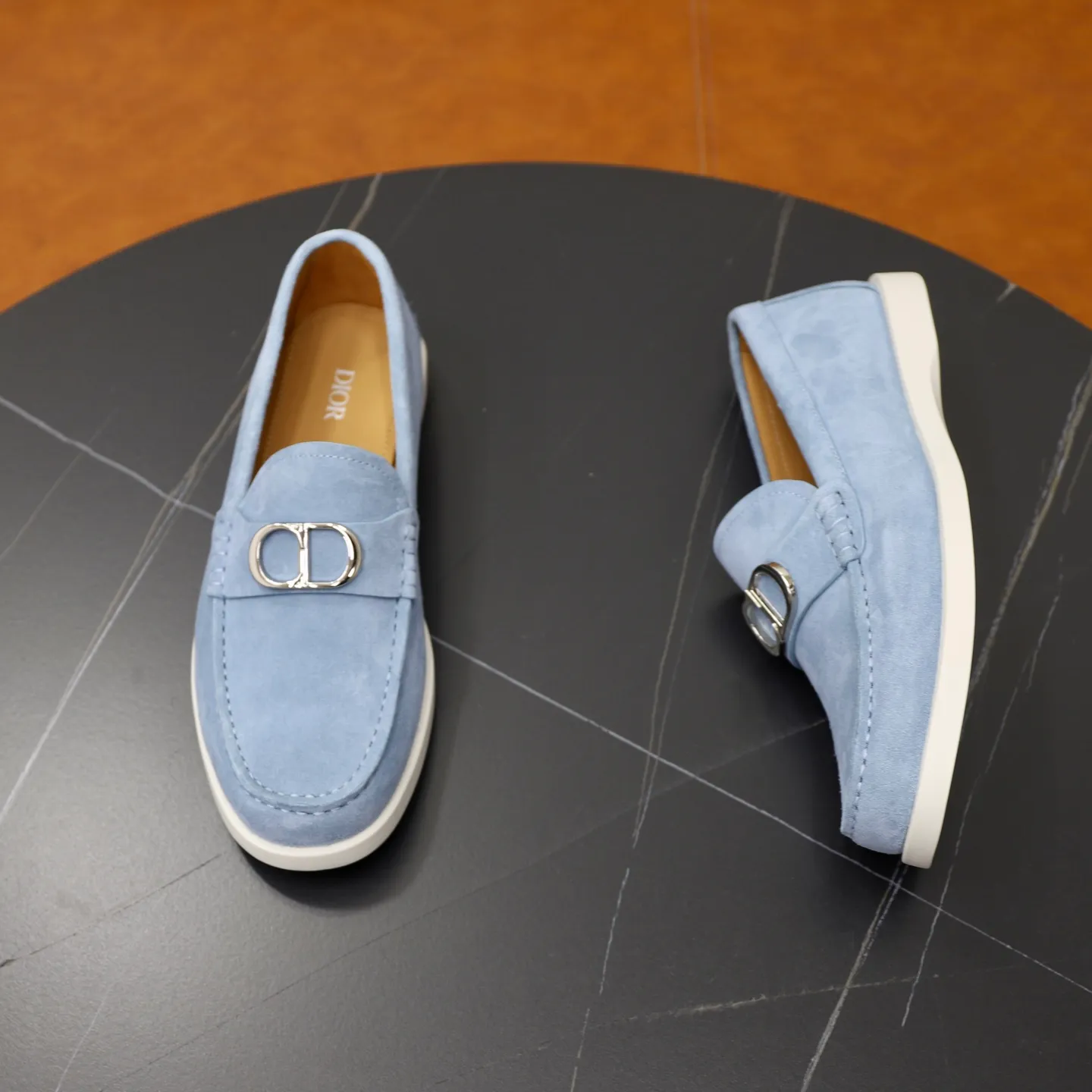 Ex-factory price: 560🙅‍♂️🙅‍♂️🙅‍♂️ Brand: Dior DIOR Standard code: Men's code 38/44 (45 can be customized) Grade: Same as the official website Material: Original cowhide stitching, cowhide lining, original TPU wear-resistant soft outsole Style categories: Leisure and sports version, footwear for driving, young fashion, European and American trends, British style Color: actual picture color